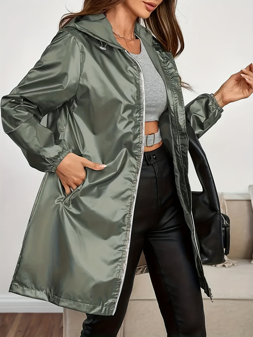 Veste grande taille, fermeture zippée, capuche, porté de face