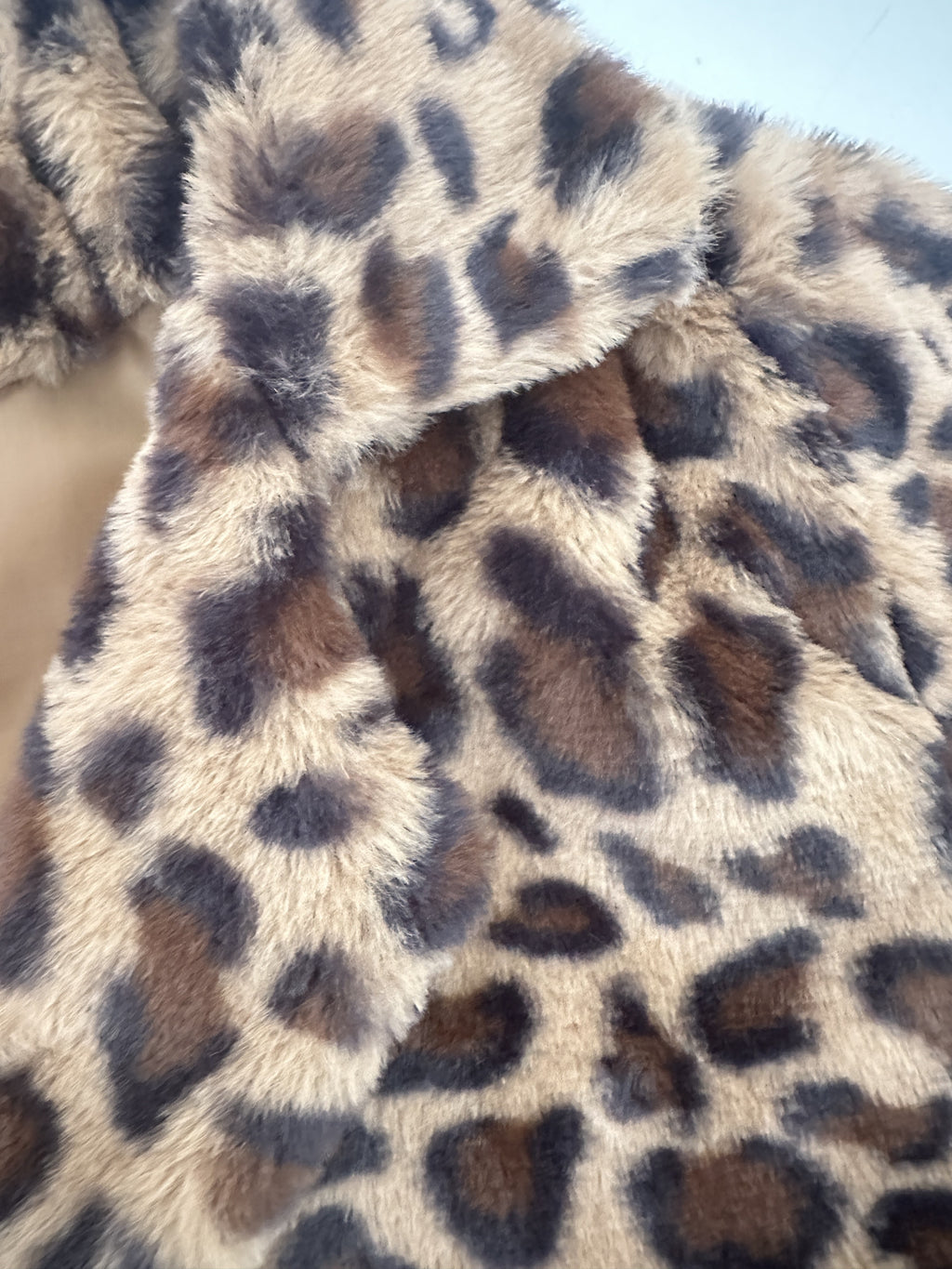Manteau grande taille à imprimé léopard, coupe oversize, manches longues, détail du tissu