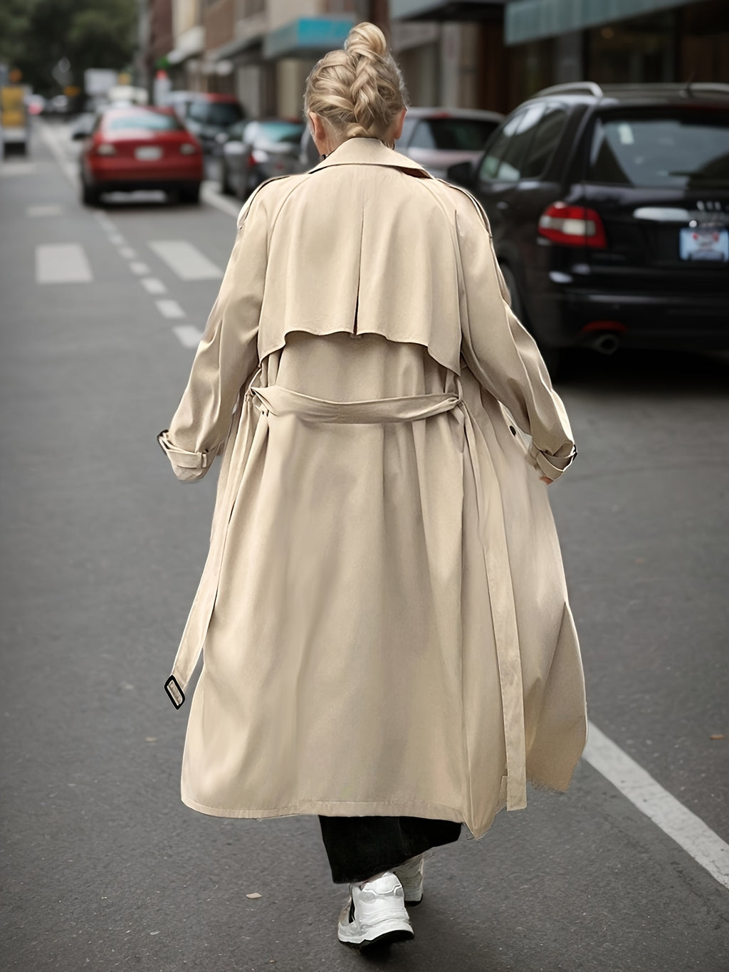 Manteau grande taille, coupe longue, col à revers, boutonnage, porté de face
