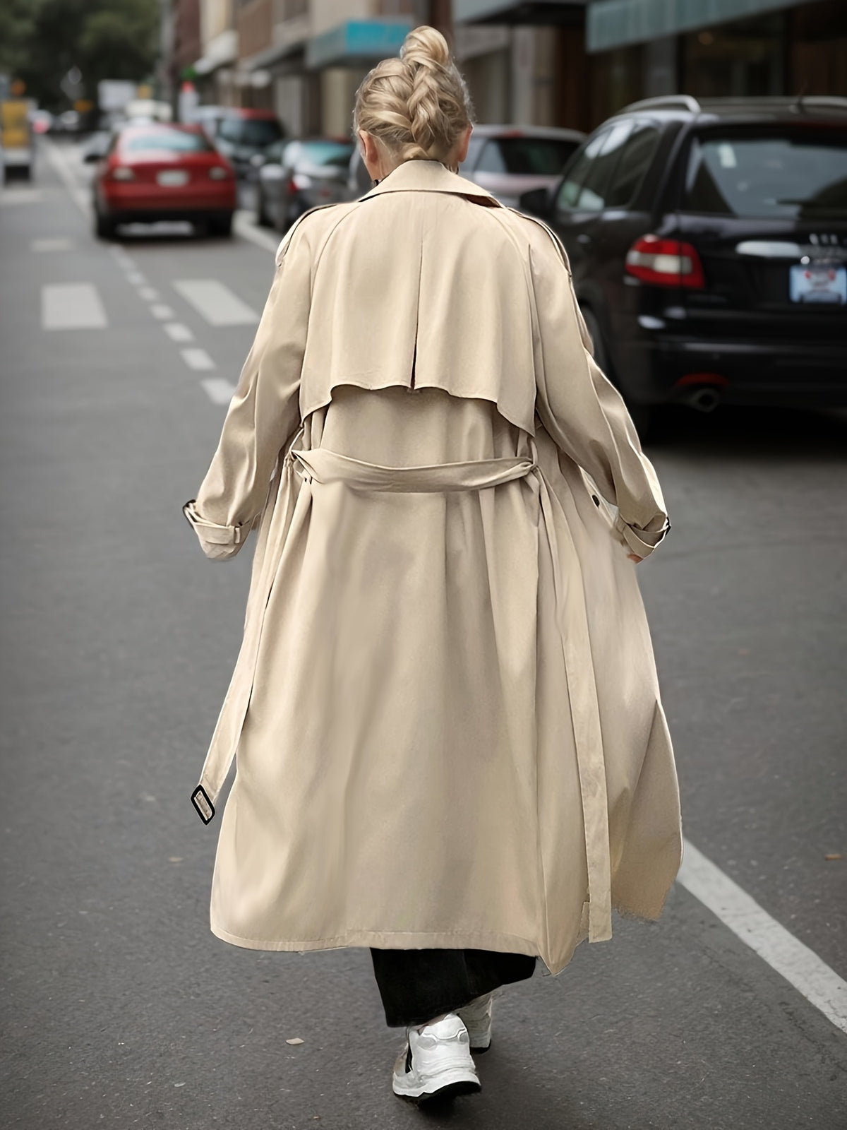 Manteau grande taille, coupe longue, col à revers, boutonnage, porté de face