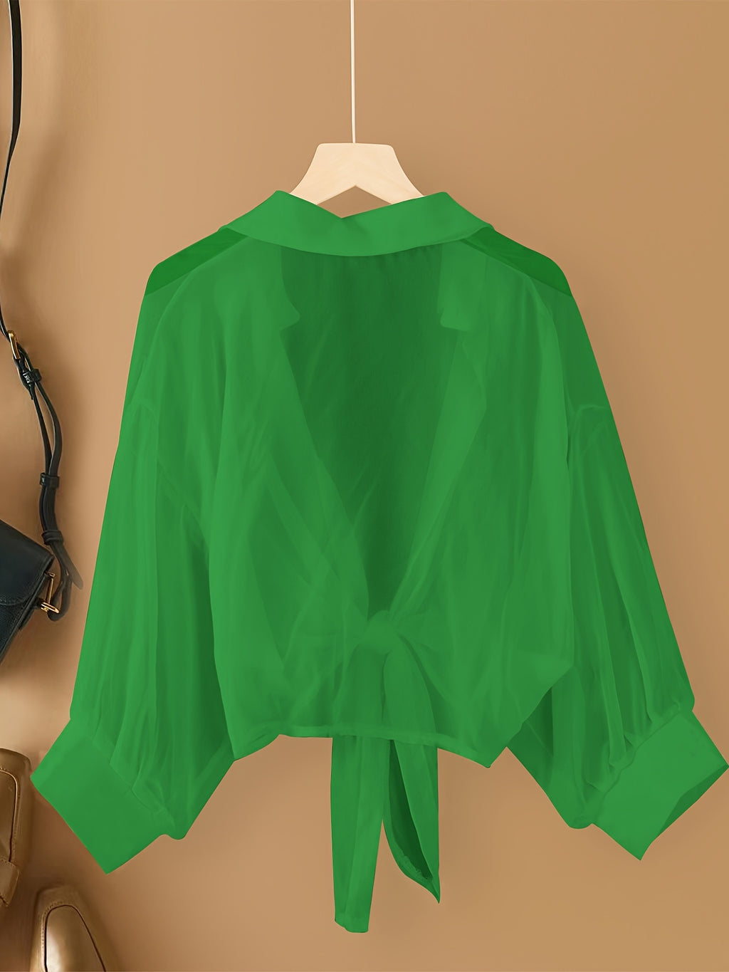 Blouse grande taille en soie, tombé fluide, porté de face