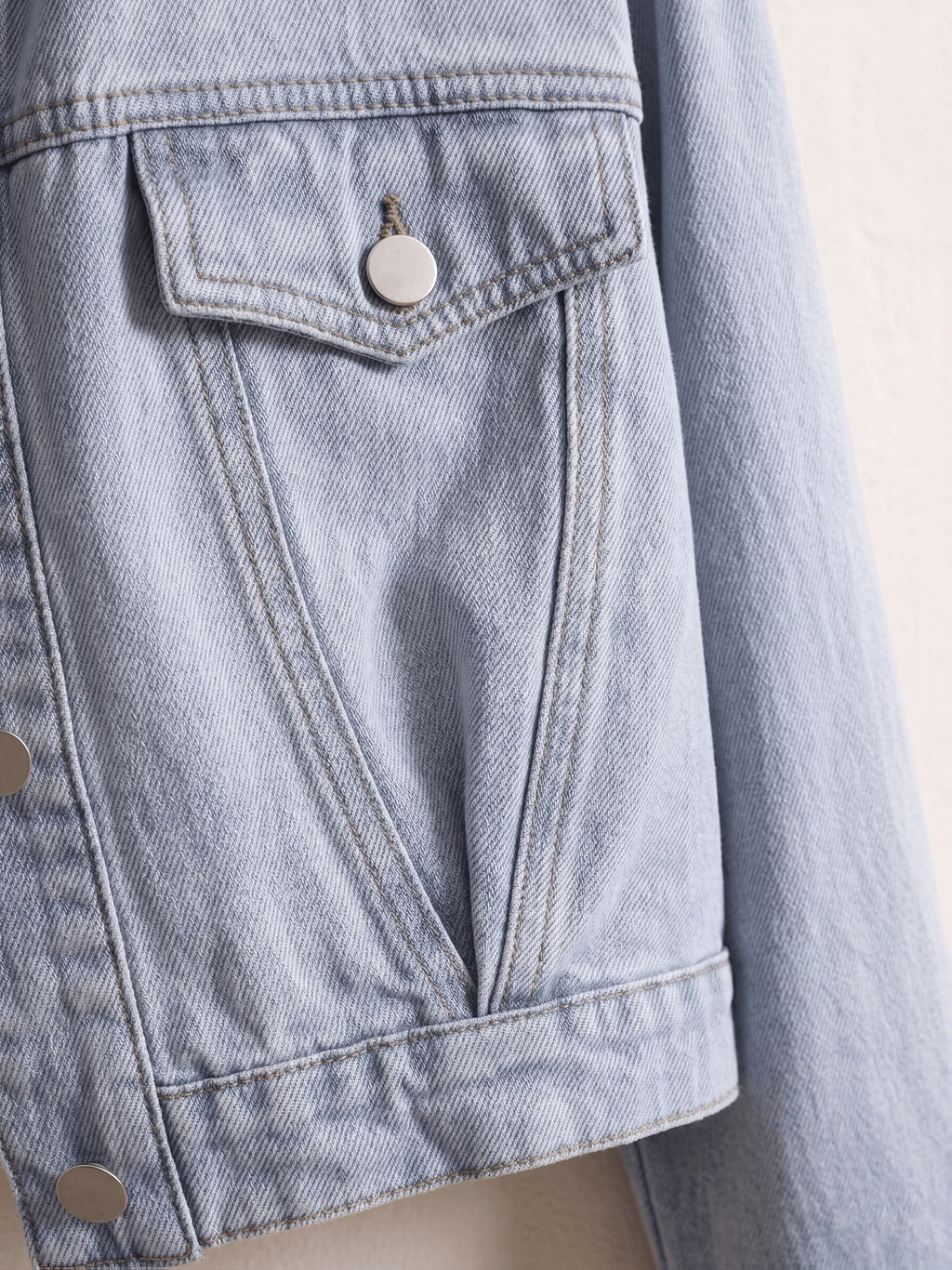 Veste grande taille, coupe ample, poches plaquées, tenue franche, porté de face