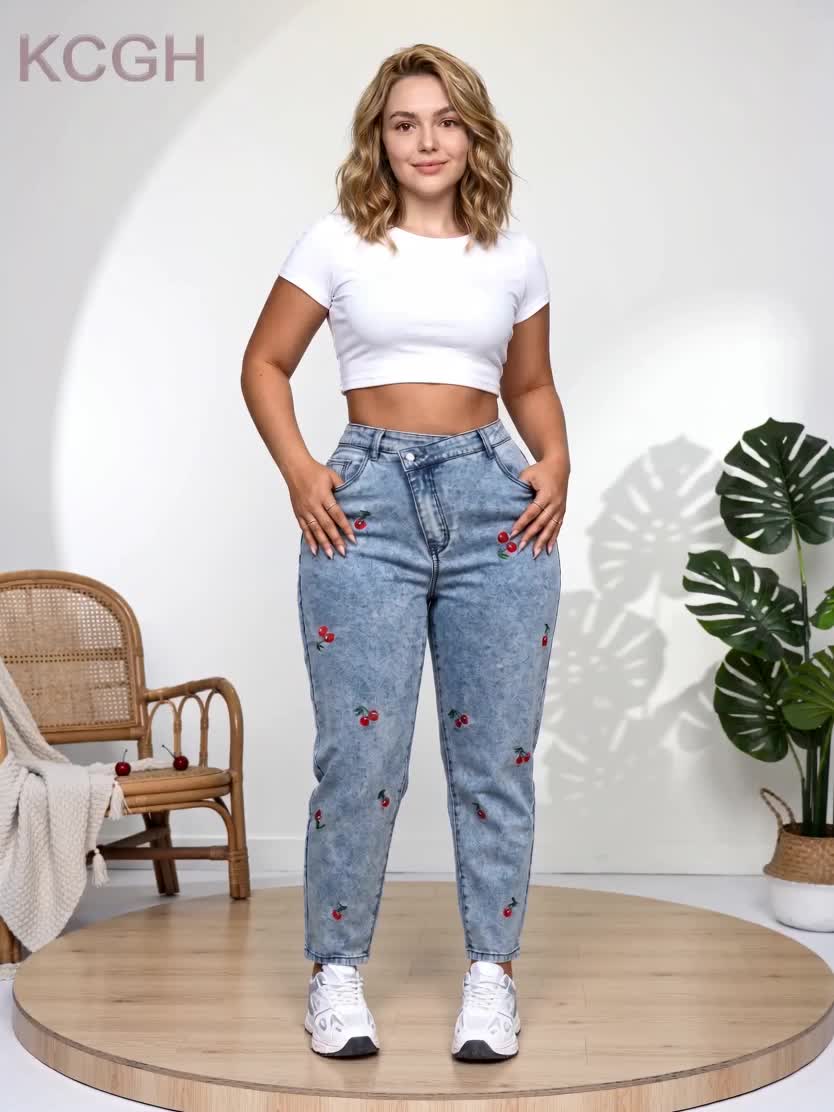 Jean grande taille, coupe oversize, broderie, tenue franche, détail du tissu