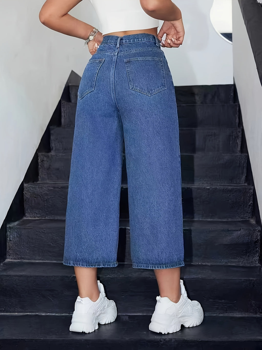 Jean grande taille, coupe oversize, manches trois-quarts, poches pratiques, vu de dos