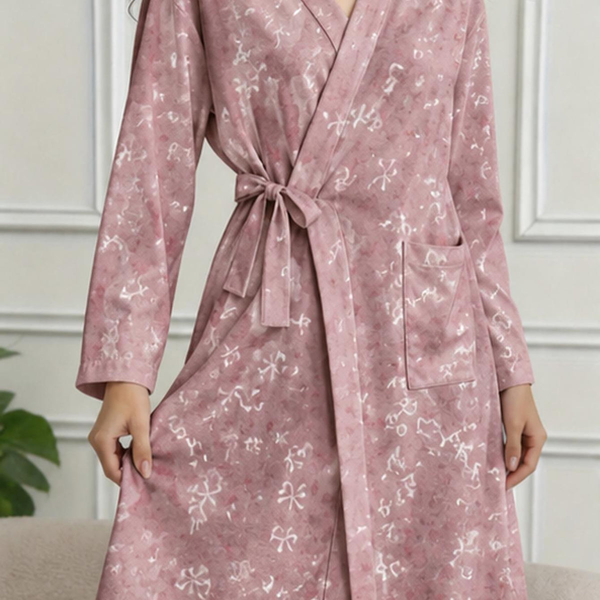 Peignoir grande taille en satin, tombé fluide — matière : polyester