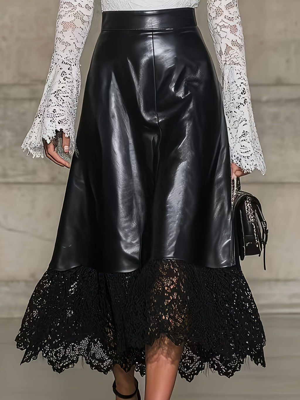 Jupe grande taille en dentelle, coupe évasée, effet ajouré — composition : 95% Polyester, 5% Élasthanne