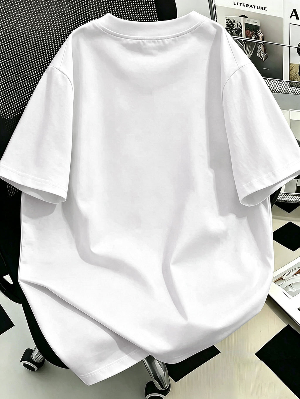 T-shirt grande taille, coupe ample, col rond, manches courtes, détail du col