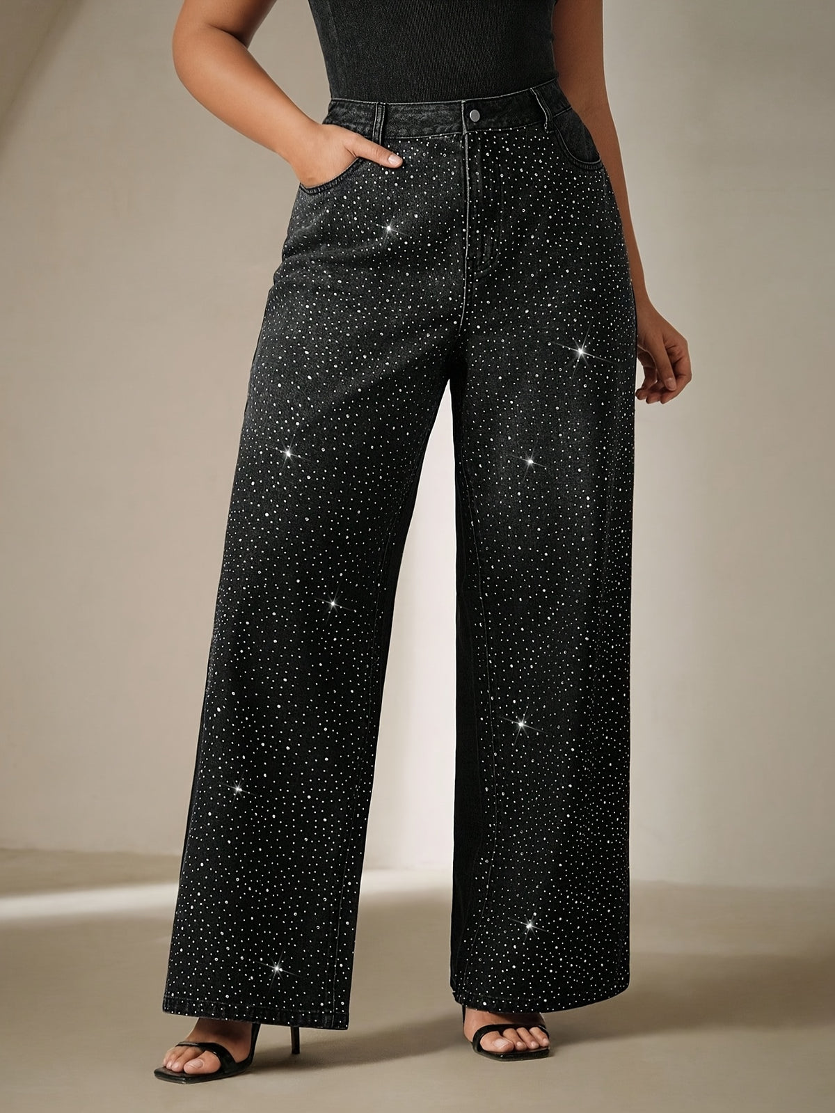Jean grande taille, coupe oversize, strass, tenue franche, porté de face