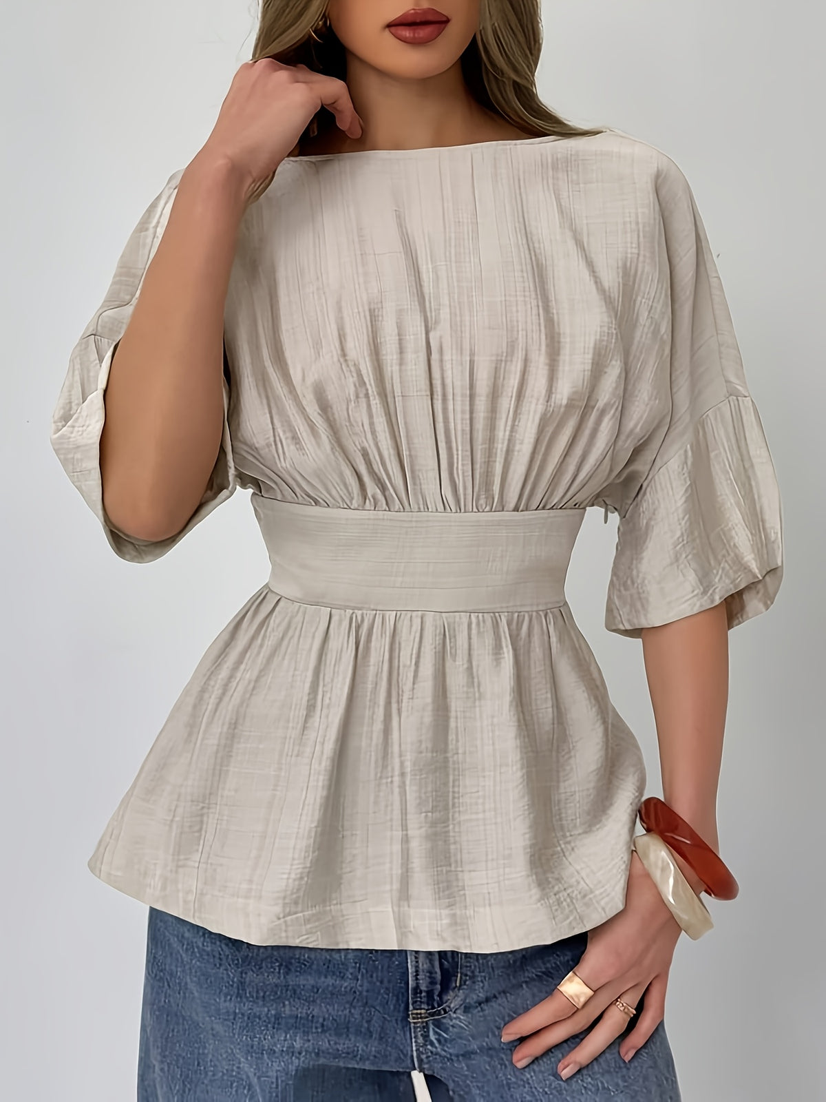 Chemise grande taille, coupe oversize, épaules dénudées, porté de face