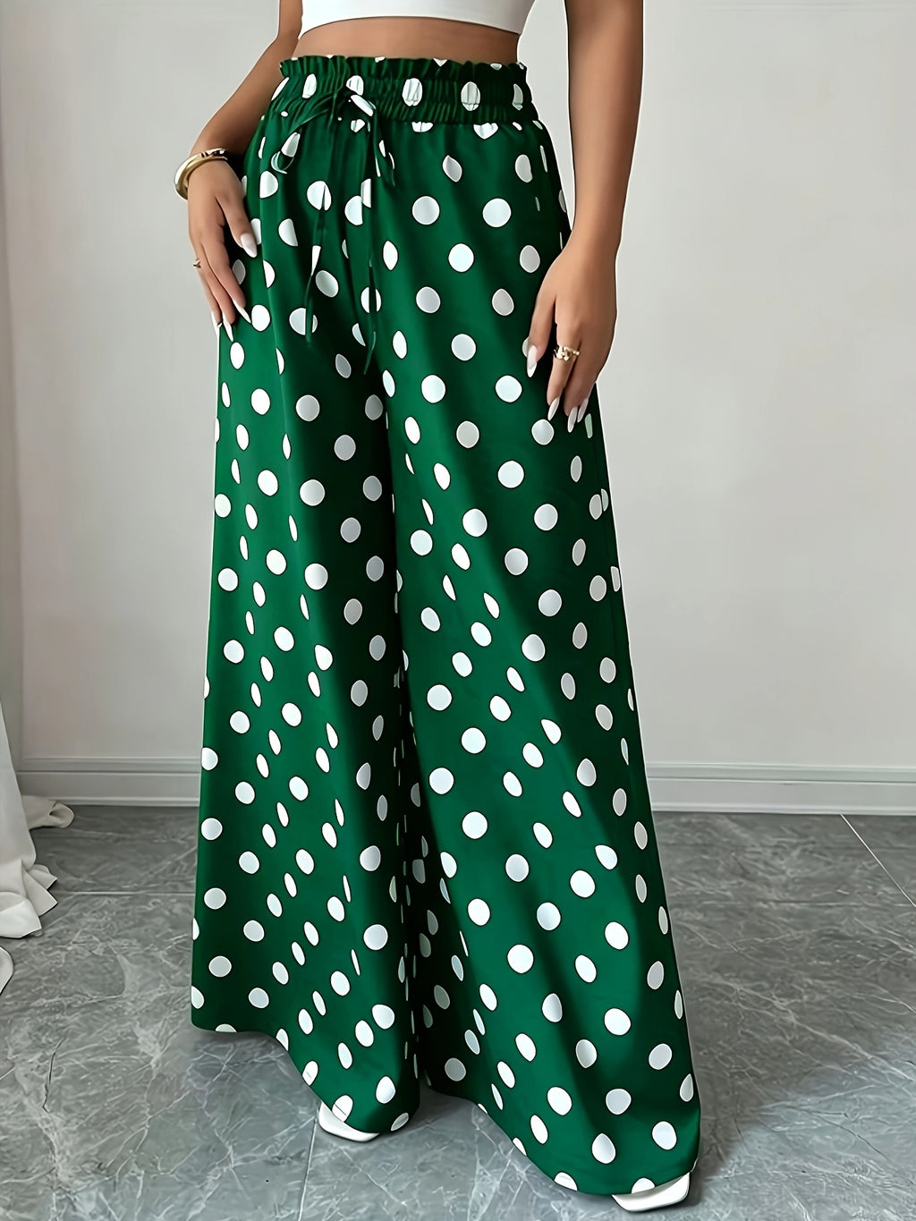 Pantalon grande taille à pois, coupe évasée, gros plan