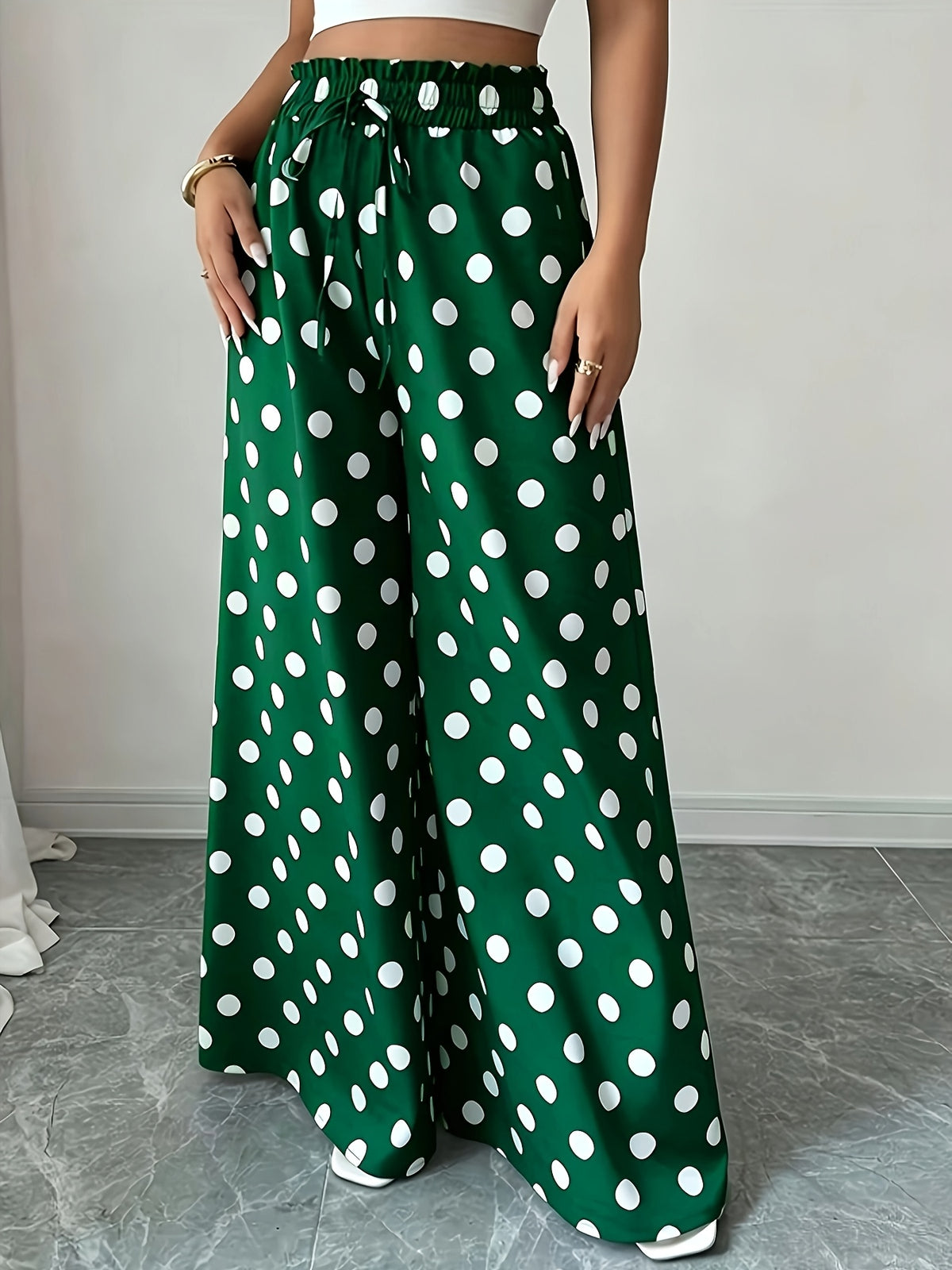 Pantalon grande taille à pois, coupe évasée, gros plan