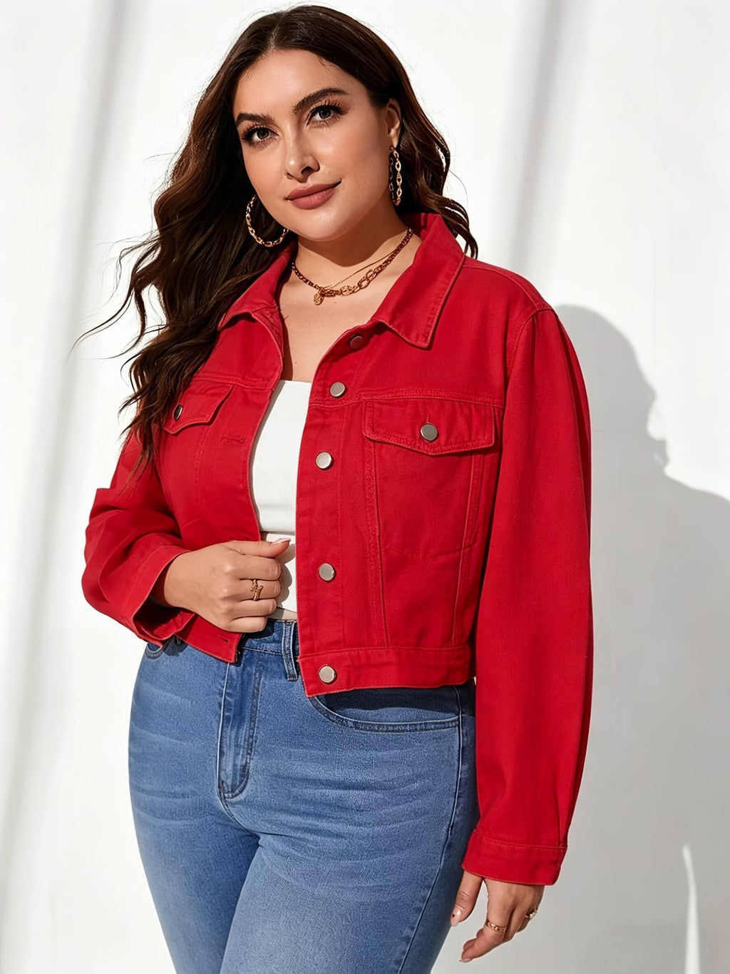 Veste grande taille, coupe oversize, col à revers, boutonnage, détail du col
