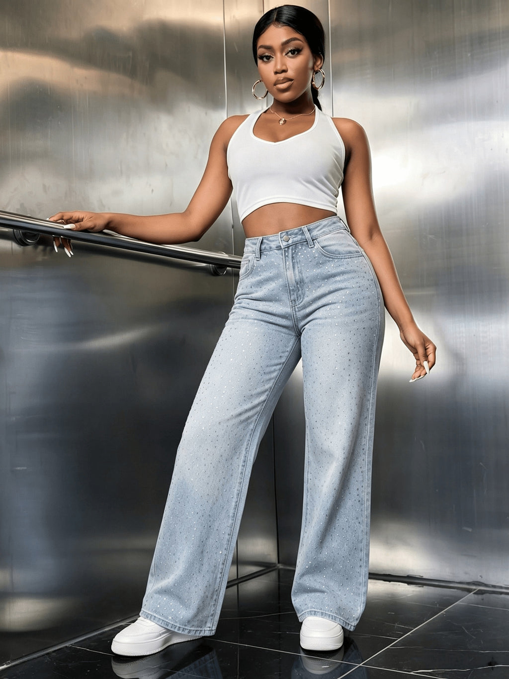 Jean grande taille, coupe droite, strass, tenue franche, porté de face