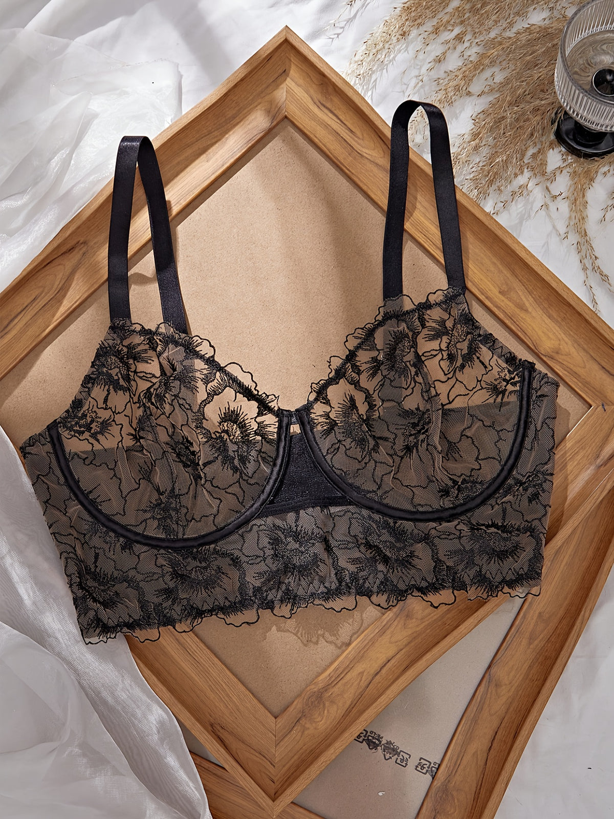 Ensemble grande taille à imprimé fleuri, broderie, imprimé floral, détail du col