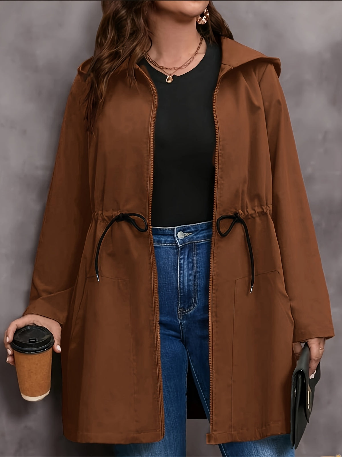 Manteau grande taille, capuche, ligne nette, vue de profil
