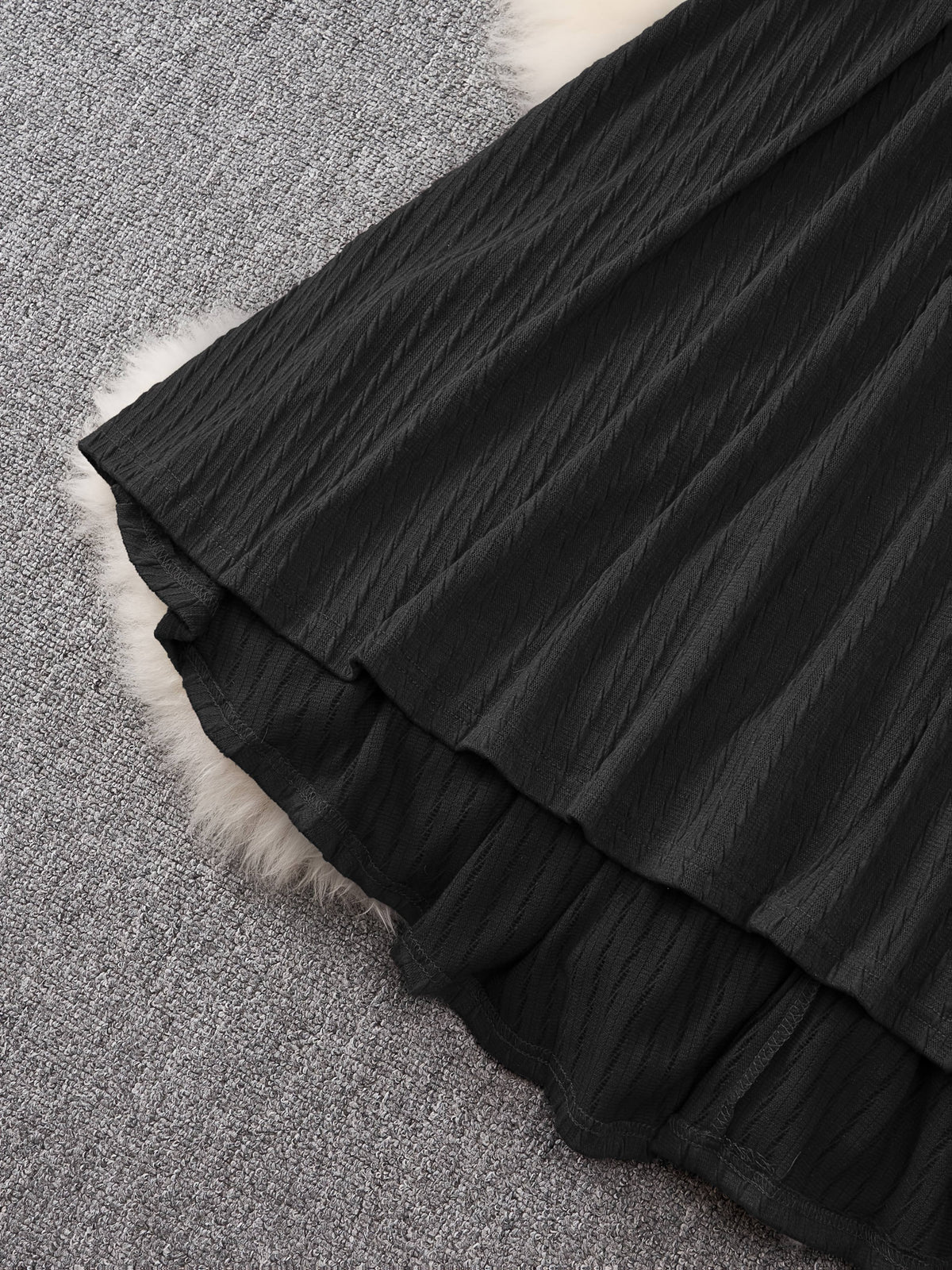 Robe grande taille, maille torsadée et col V bordé de duvet