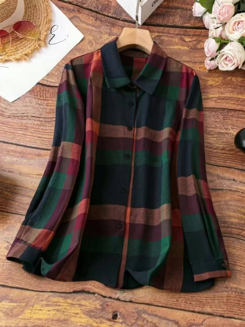 Chemise grande taille à carreaux, coupe droite, manches longues, tombé fluide, détail du col