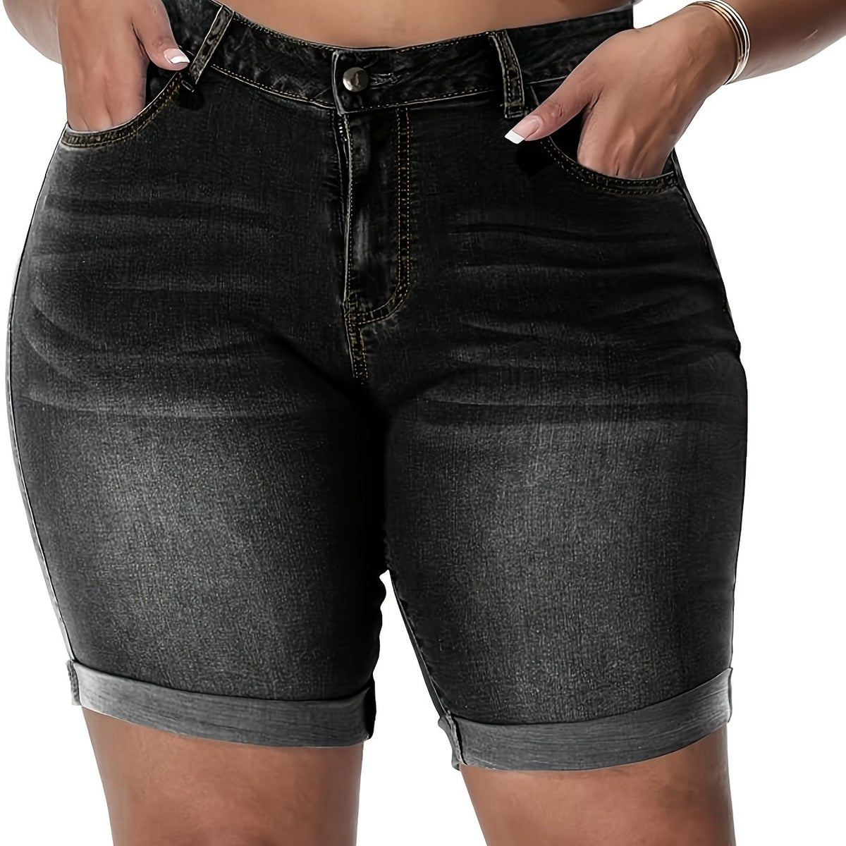 Short grande taille, coupe courte, tenue franche — matière : denim