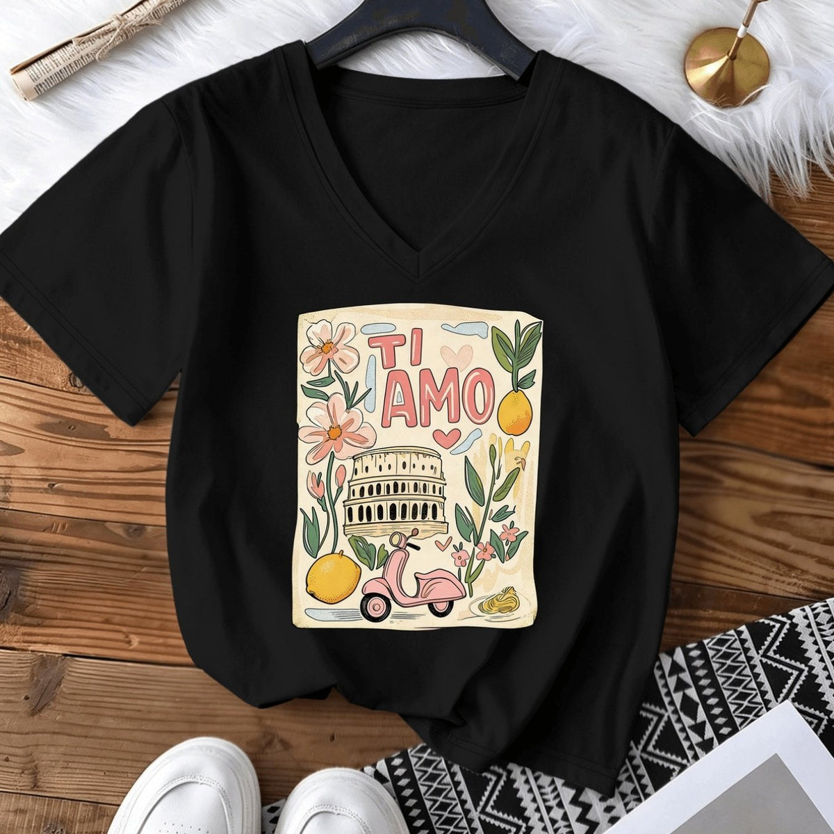 T-shirt grande taille, coupe ample, col V, manches courtes, détail du tissu