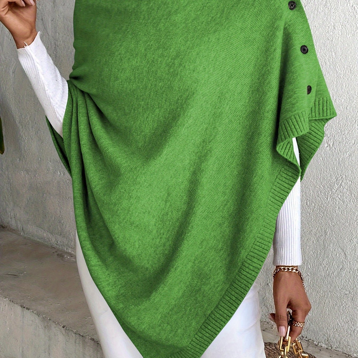 Pull grande taille, coupe oversize, épaules dénudées, vue de profil