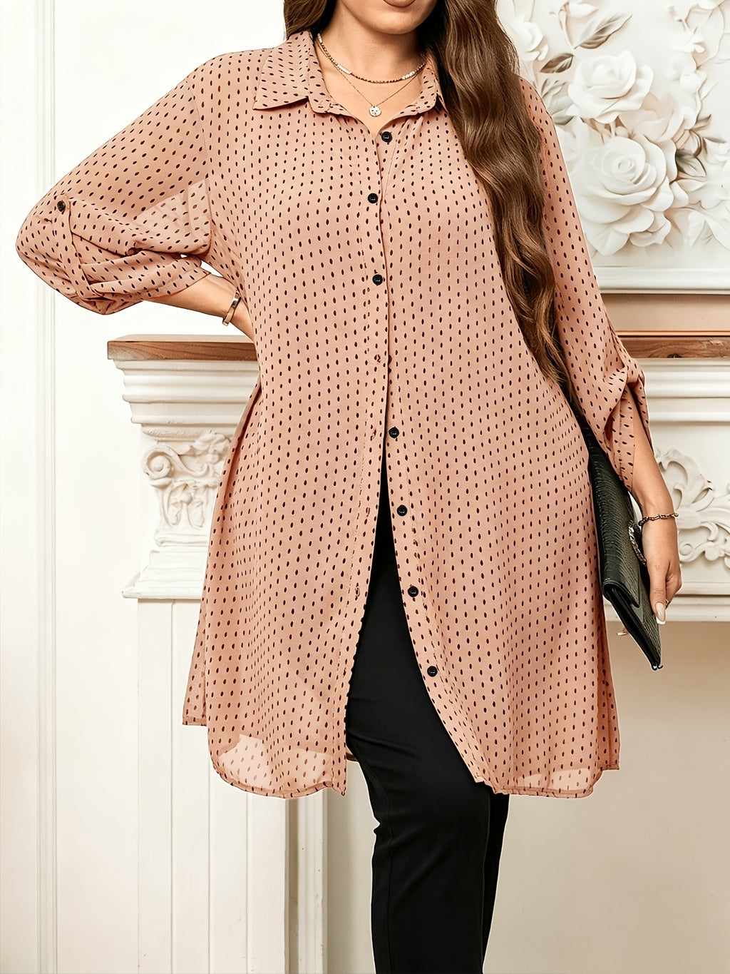 Chemise grande taille à pois, col polo, gros plan