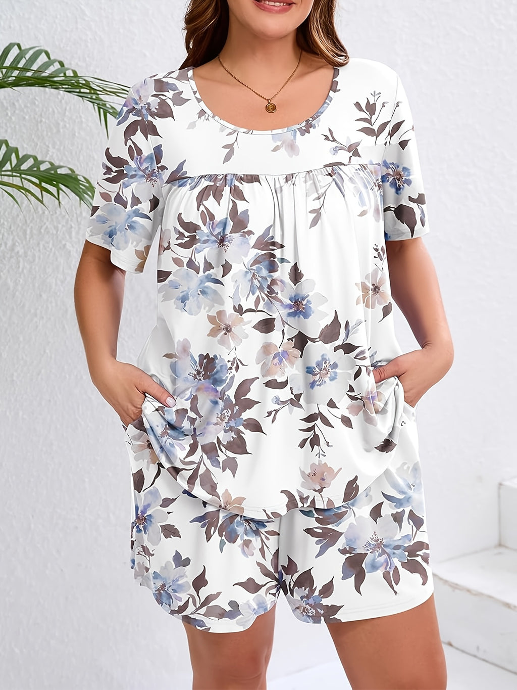 Pyjama grande taille à imprimé fleuri, manches courtes, détail du col