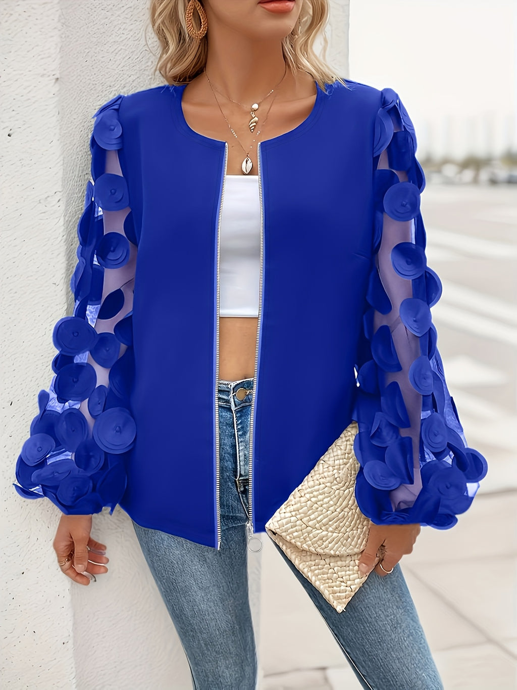 Veste grande taille, fermeture zippée, tissu léger, détail du col