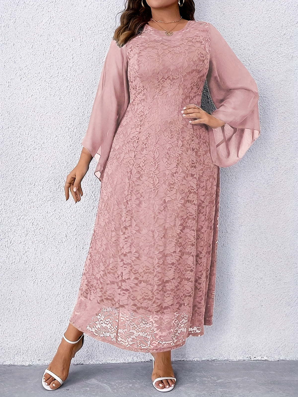 Robe en dentelle grande taille — Mi-longue à manches voile