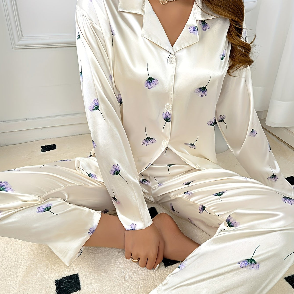 Pyjama grande taille en satin à imprimé fleuri, tombé fluide — matière : polyester Image