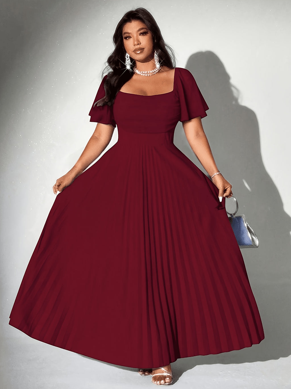 Robe d'invitée grande taille — Col carré et jupe plissée