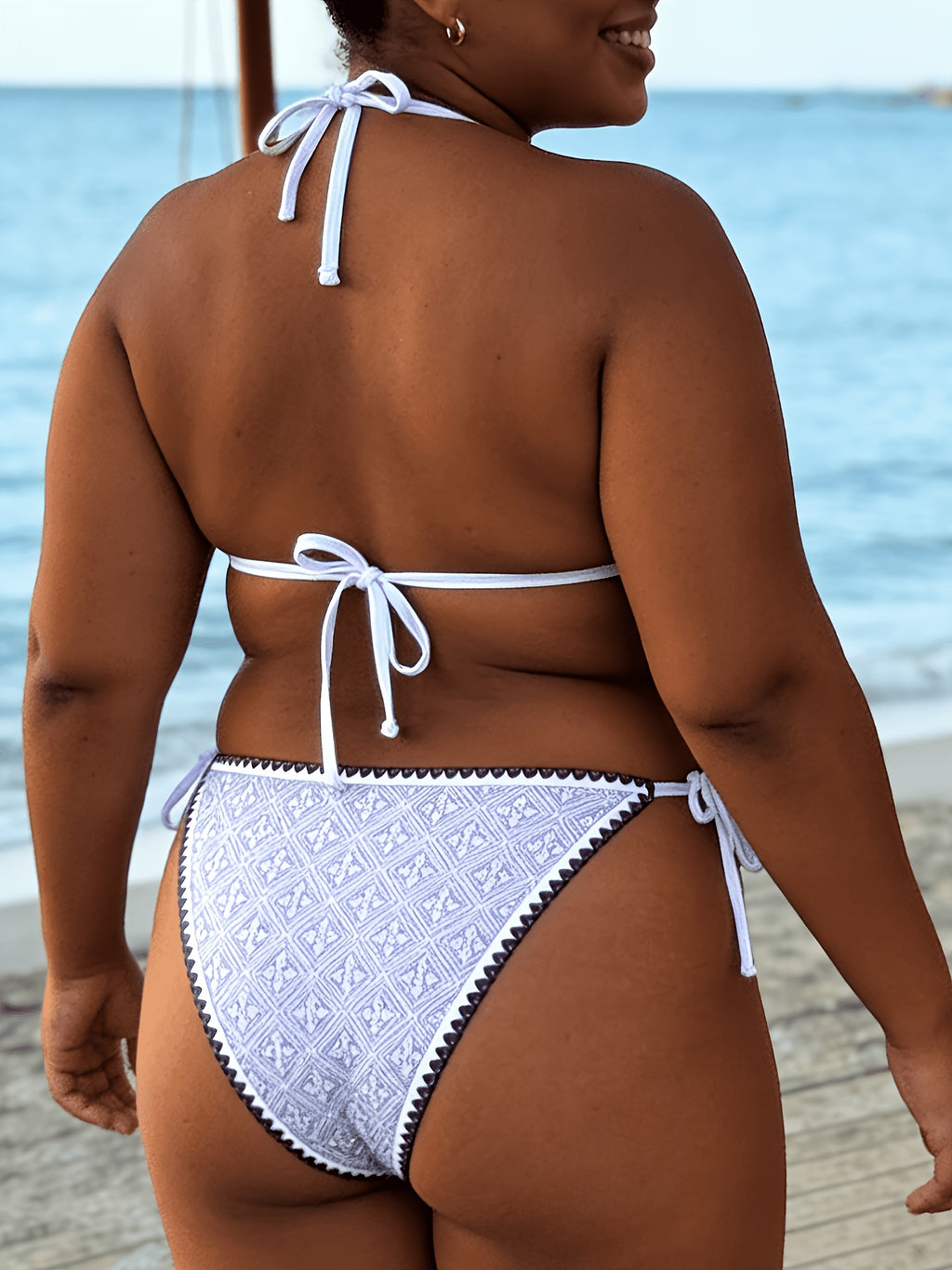 Maillot de bain grande taille à imprimé géométrique, épaules dénudées, détail du tissu