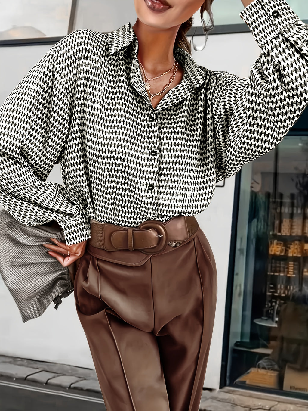 Chemise grande taille, boutonnage, ligne nette, porté de face