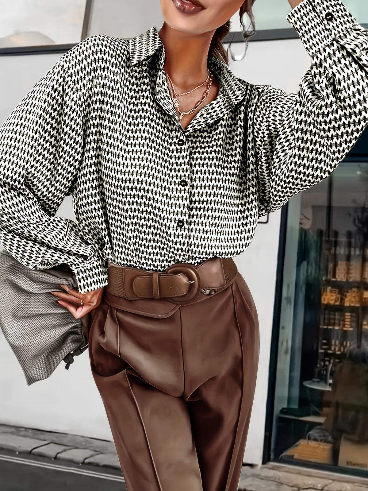 Chemise grande taille, boutonnage, ligne nette, porté de face