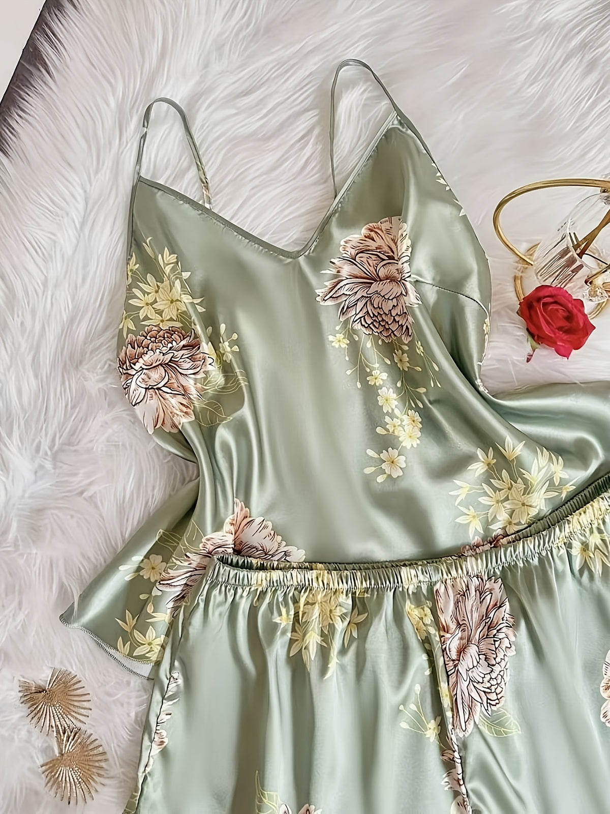 Ensemble grande taille en satin à imprimé fleuri, tombé fluide, ligne affirmée, détail du tissu