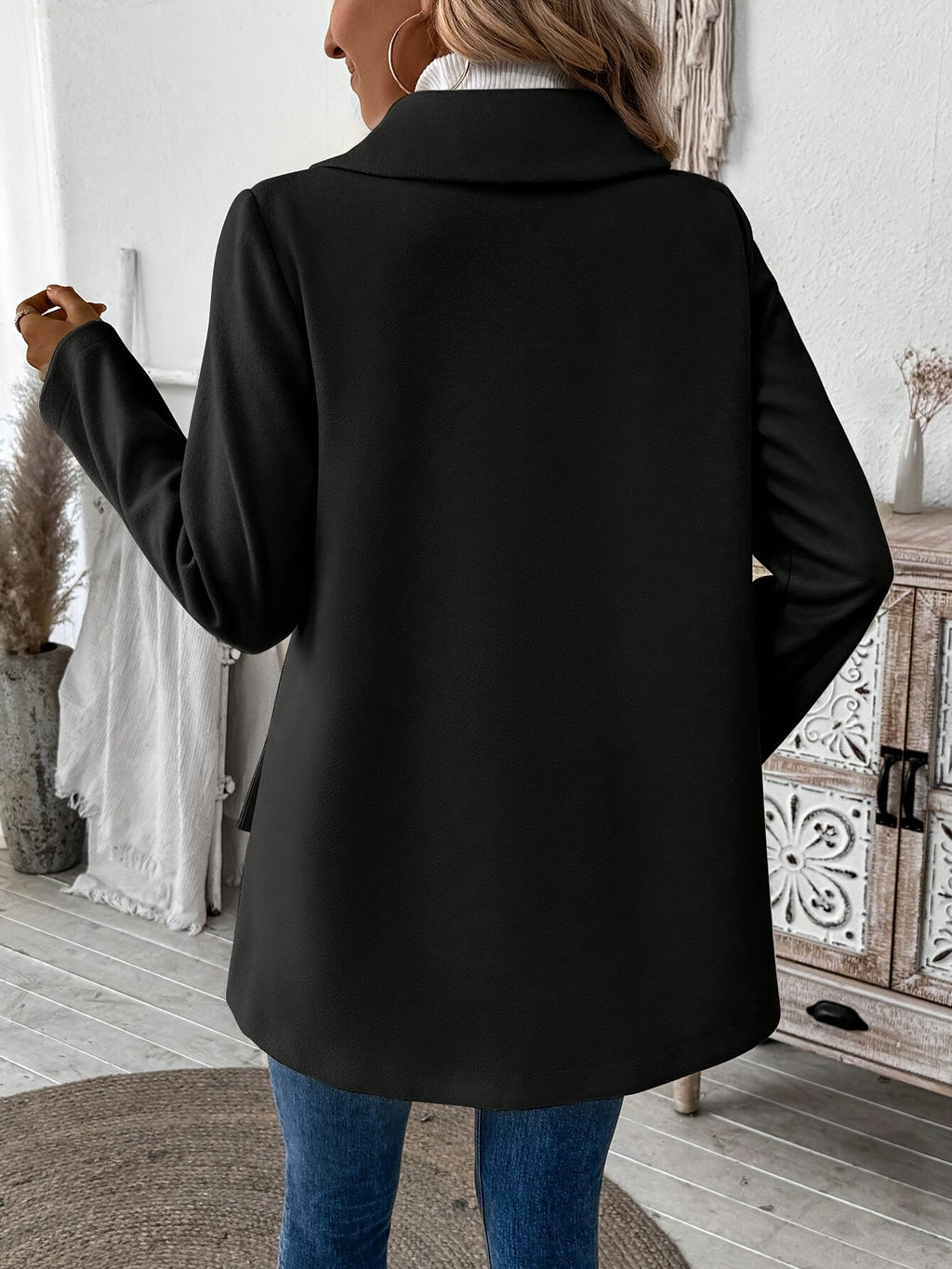 Manteau grande taille, col à revers, boutonnage, manches longues, porté de face