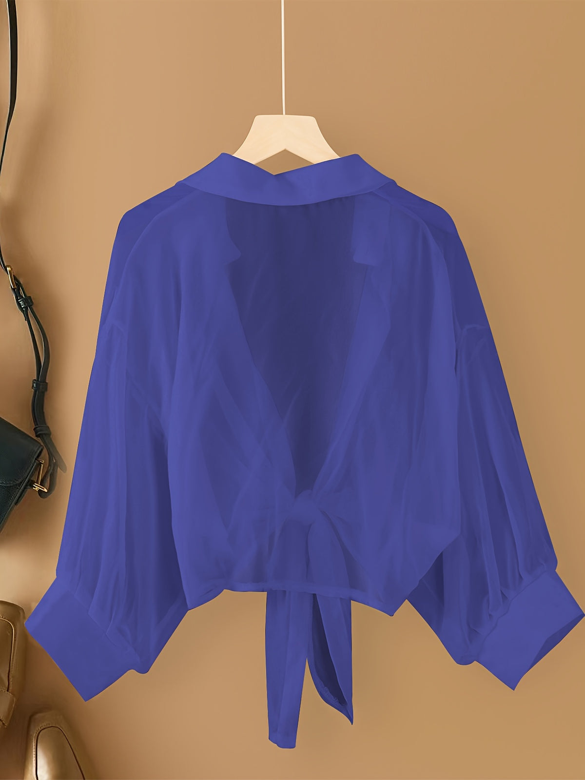 Blouse grande taille en soie, tombé fluide, vue de profil