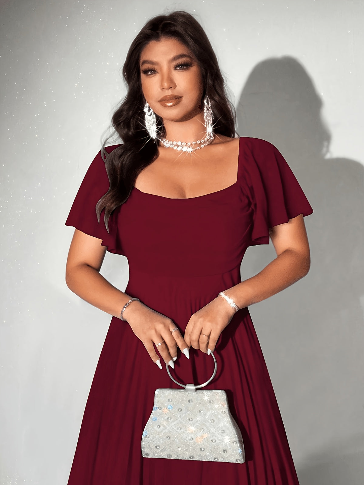 Robe d'invitée grande taille — Col carré et jupe plissée