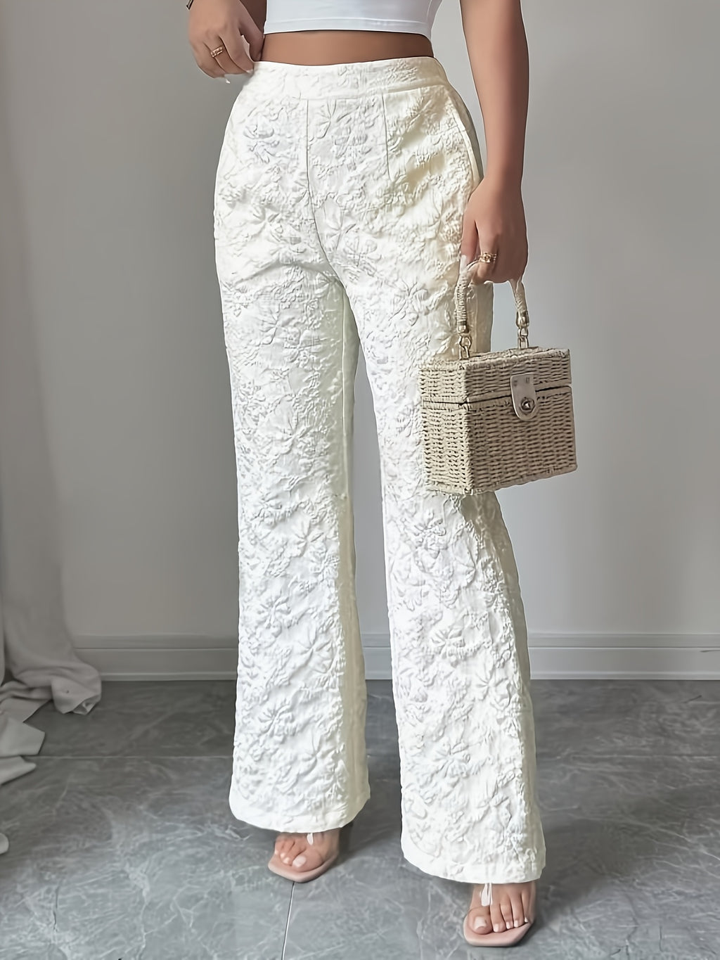 Pantalon grande taille, coupe évasée, poches plaquées, allure élégante, vu de dos