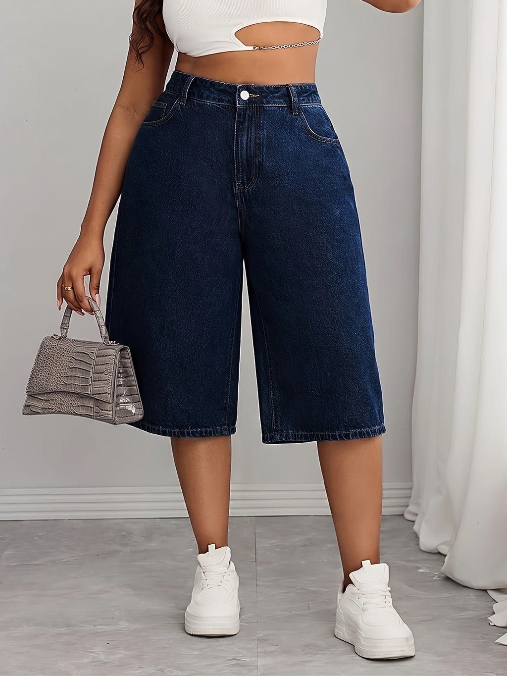 Short grande taille, coupe évasée, tenue franche, basique du quotidien, vue de profil