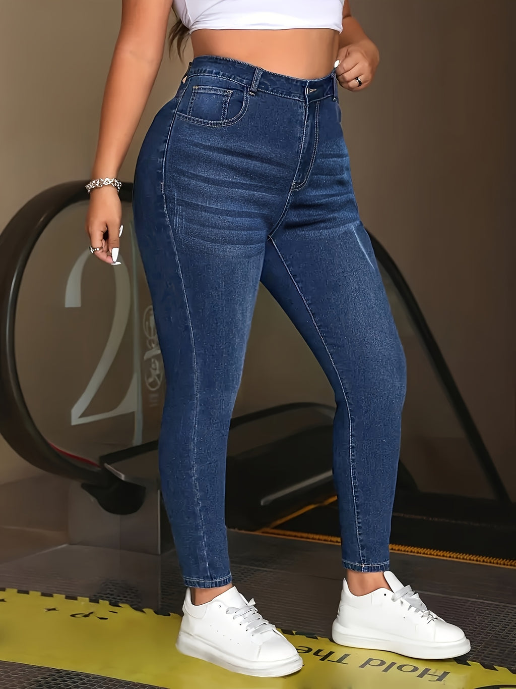 Jean grande taille, boutonnage, tenue franche, allure élégante — composition : 83% Coton, 15% Polyester, 2% Élasthanne