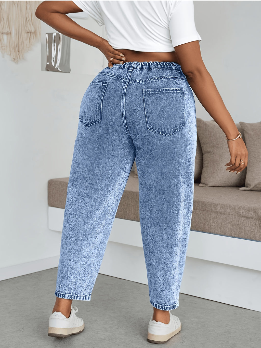 Jean grande taille, coupe oversize, tenue franche, vu de dos