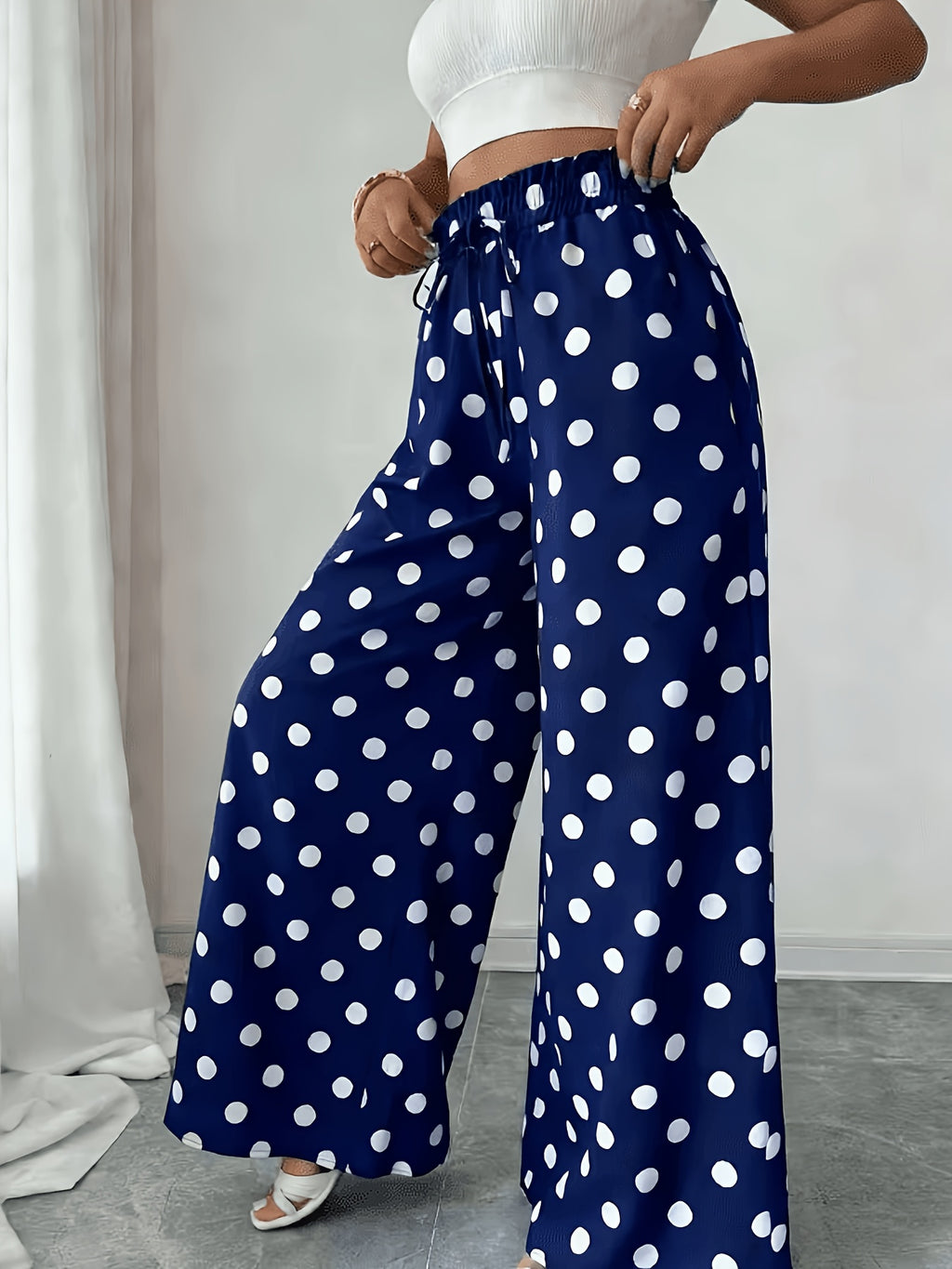 Pantalon grande taille à pois, coupe évasée, détail du tissu