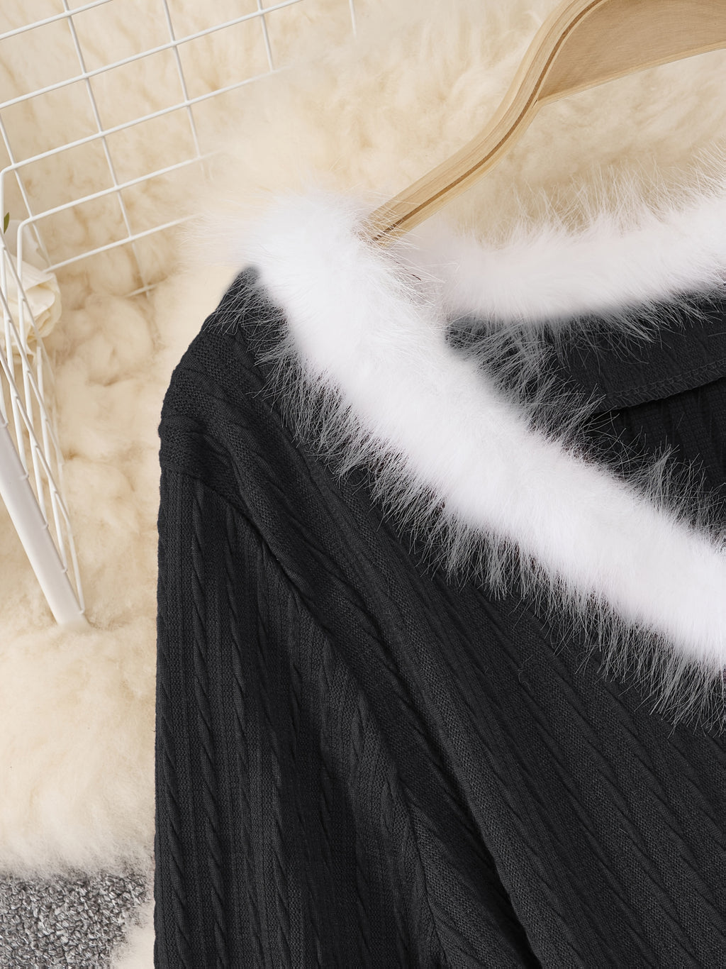 Robe grande taille, maille torsadée et col V bordé de duvet