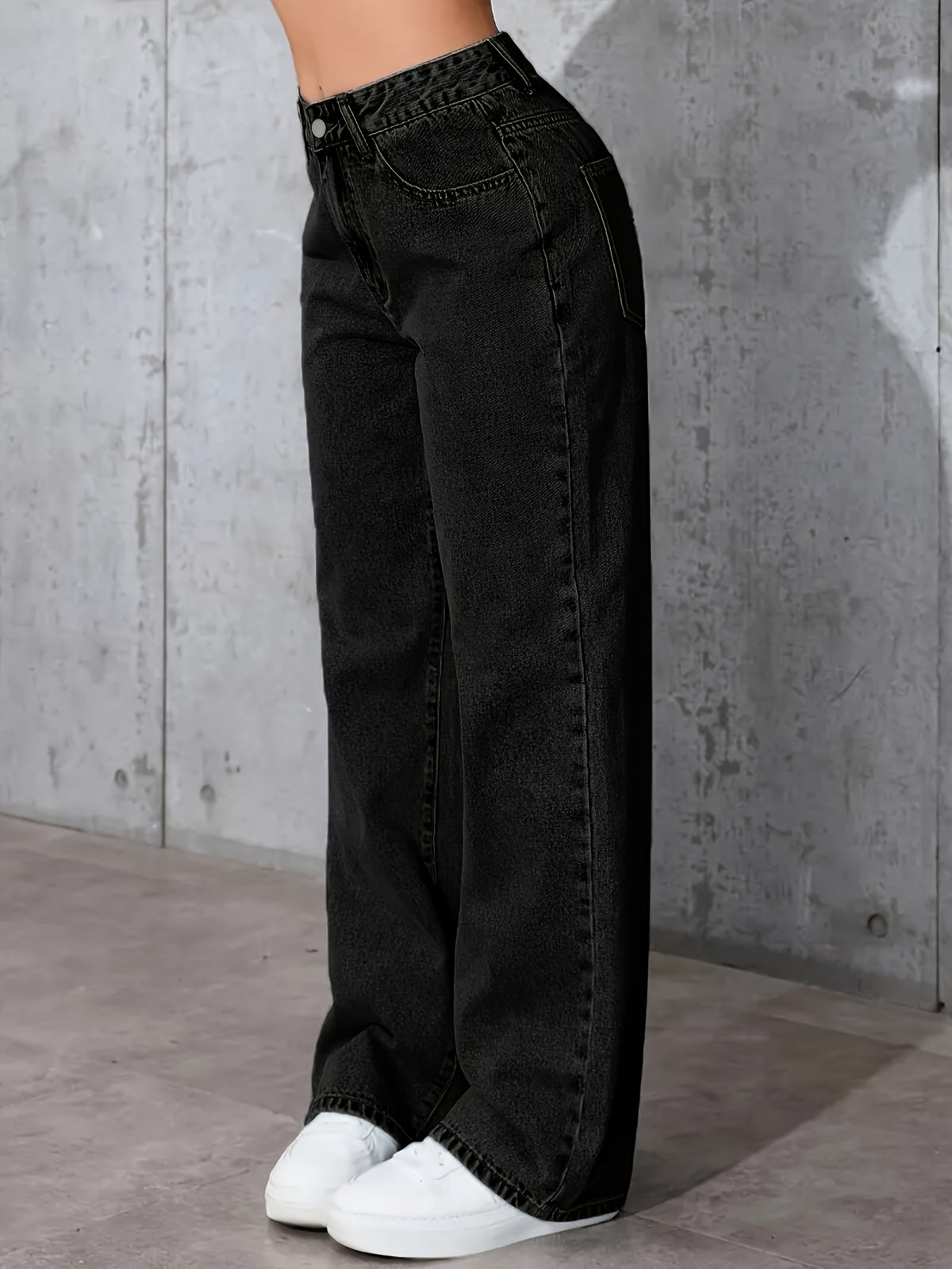 Pantalon grande taille, coupe droite, délavage doux, poches pratiques, tissu opaque