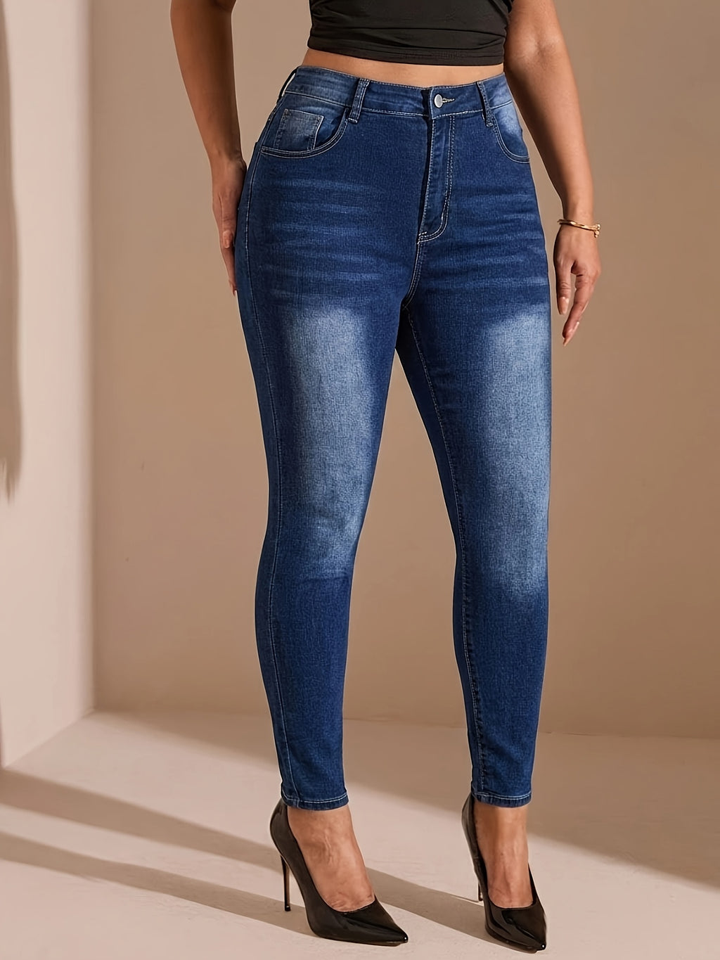 Jean grande taille, toucher naturel, porté de face