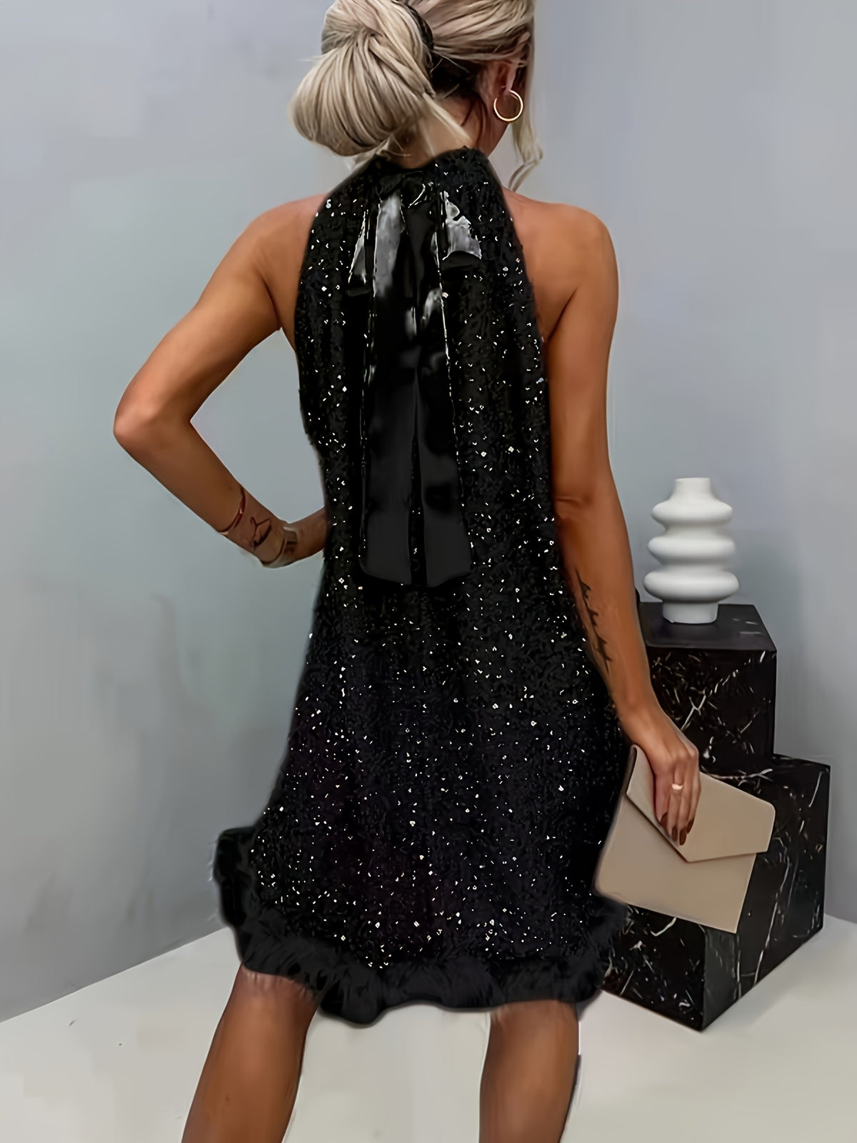 Robe courte grande taille, sequins et ourlet en plumes