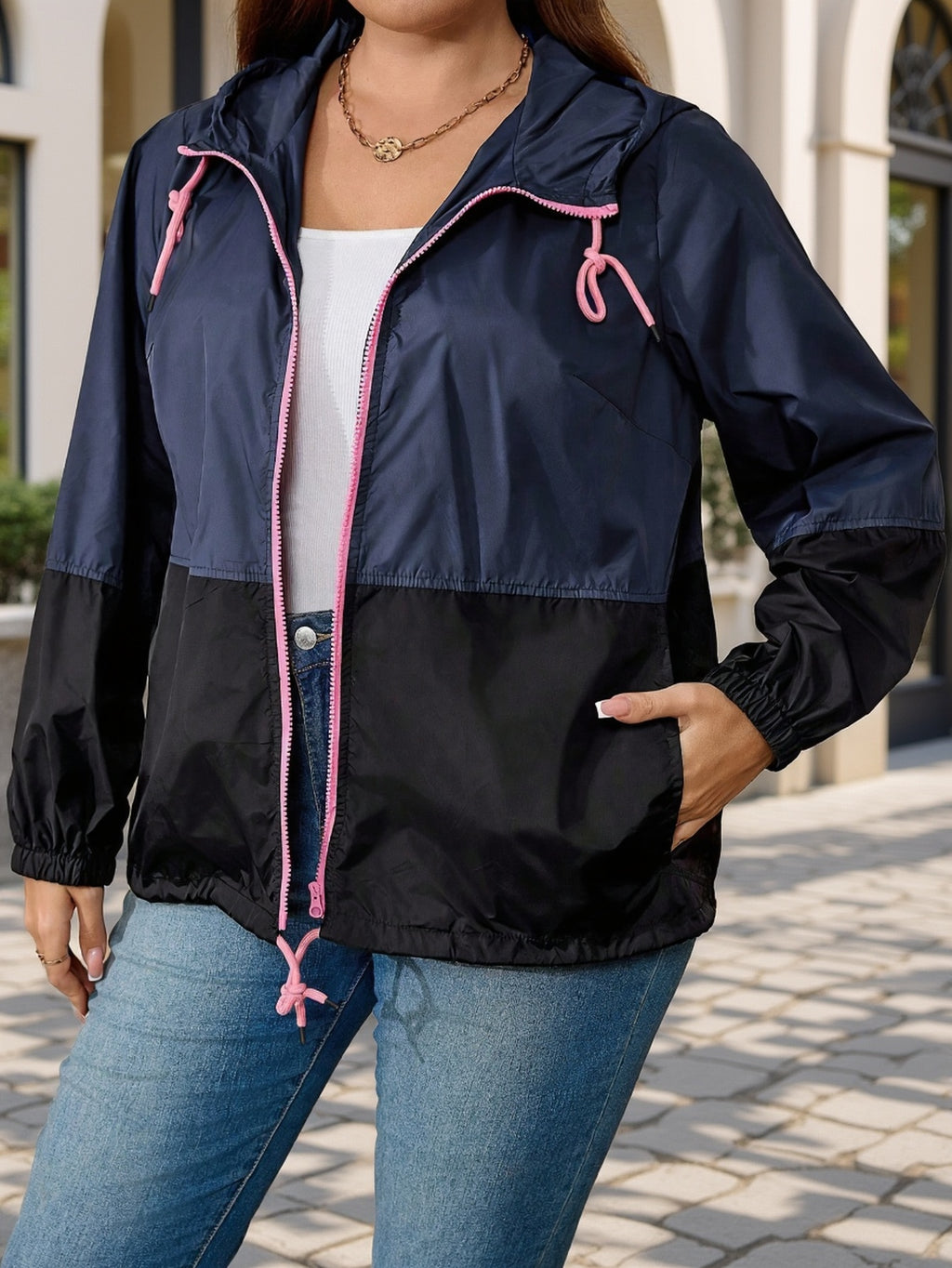 Veste grande taille, capuche, allure élégante