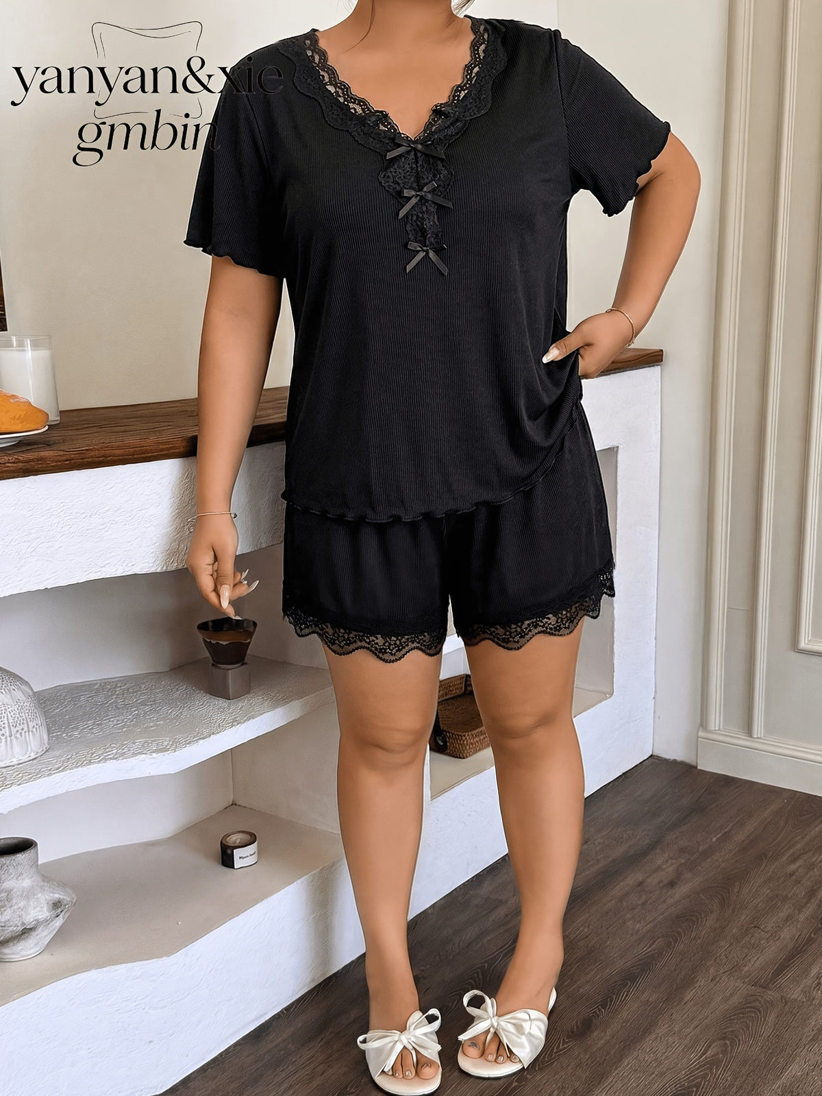 Pyjama grande taille en dentelle, coupe ample, manches courtes, effet ajouré — composition : 95% Polyester, 5% Élasthanne Image