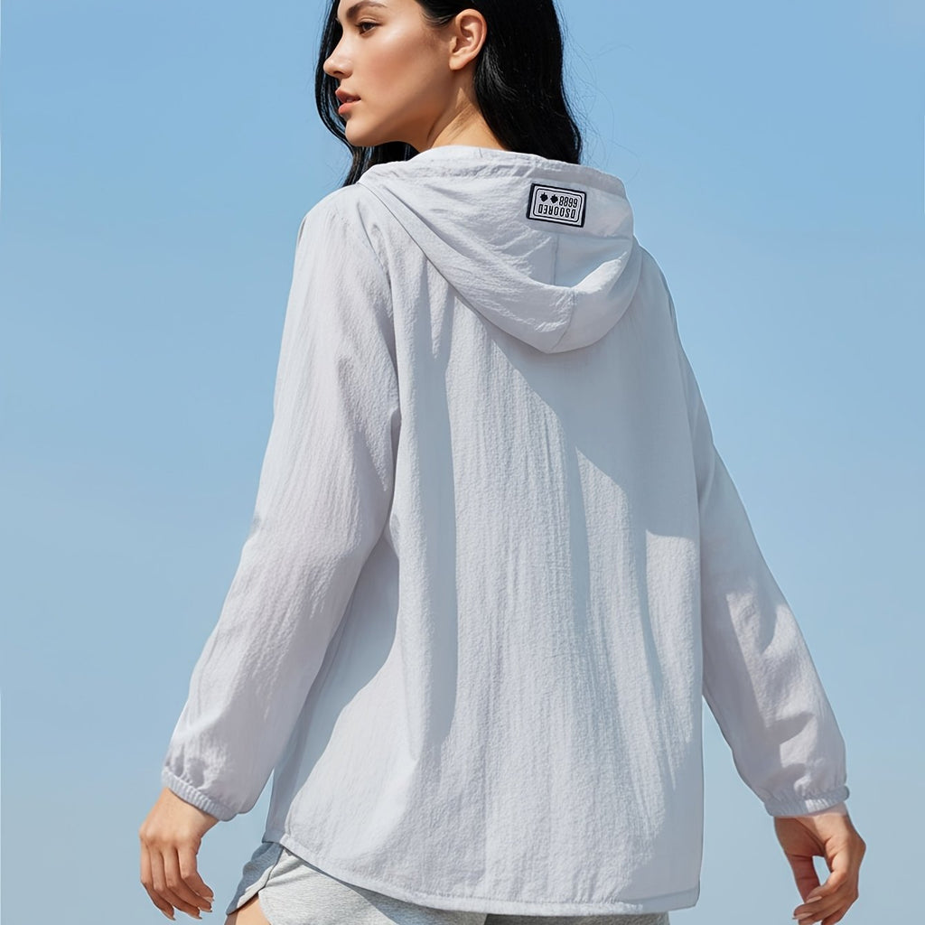 Veste grande taille, coupe ample, capuche, tissu léger, détail du col
