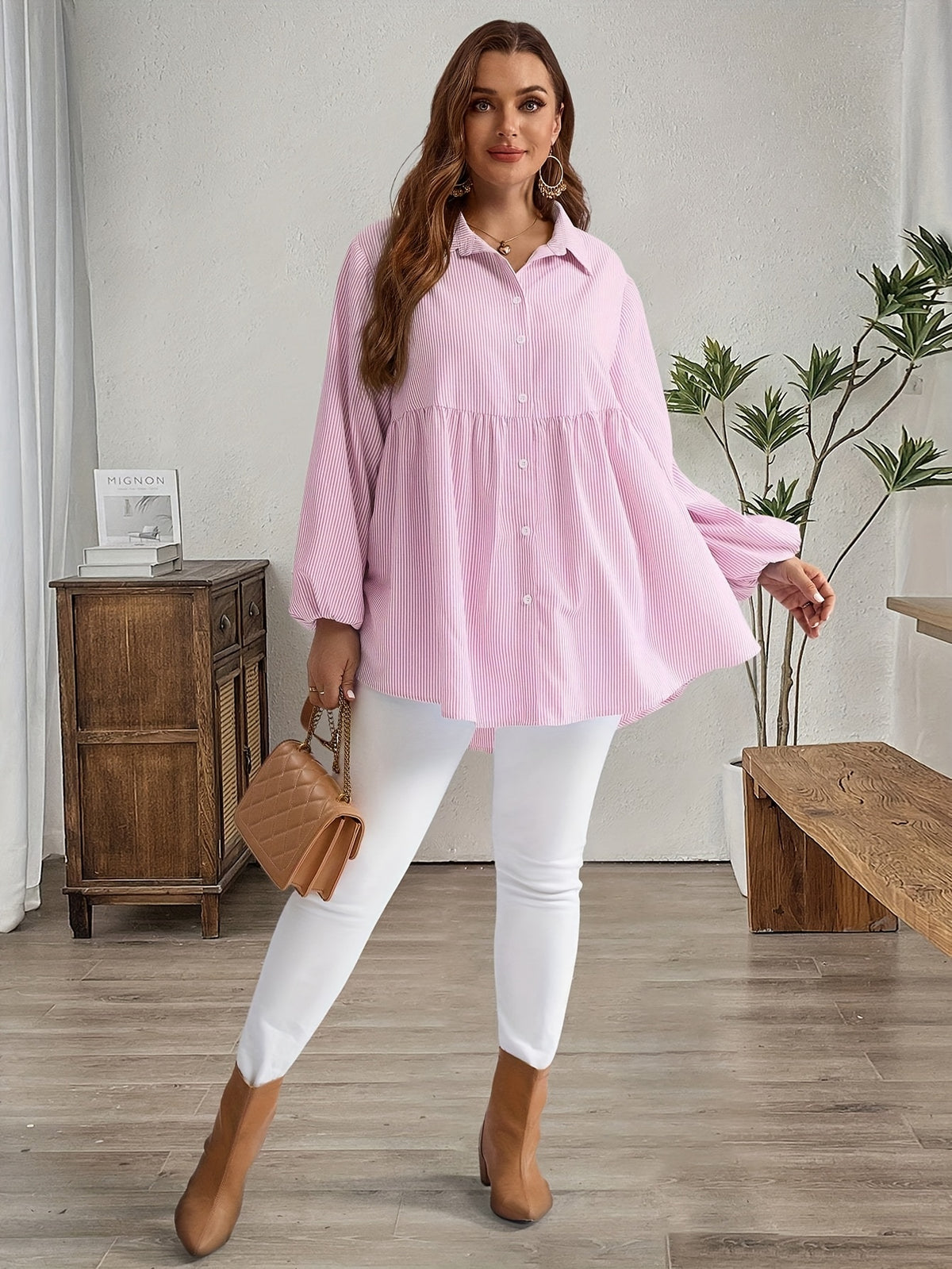 Chemise grande taille à rayures, col polo, gros plan